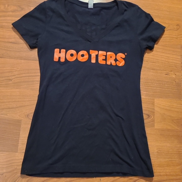 Hooter's black short sleeve t-shirt - Picture 10 of 11